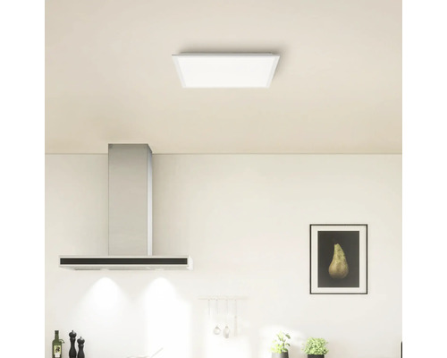 Moderne keuken met afzuigkap en vierkante plafondlamp