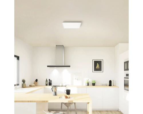 Lichte keuken met plafondlamp