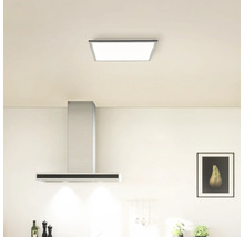 Lichte keuken met afzuigkap en vierkante plafondlamp