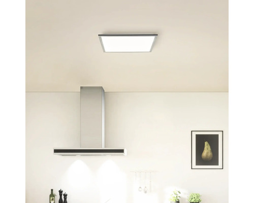 Lichte keuken met afzuigkap en vierkante plafondlamp