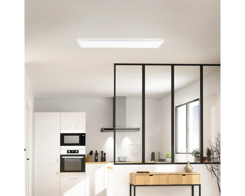 Lichte keuken met moderne plafondlamp