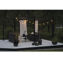 Pergola met tuinmeubelen, verlichting en planten op een terras
