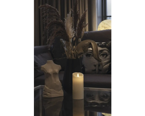 Decoratie met vrouwenbuste, kaars en droogbloemen op een tafel