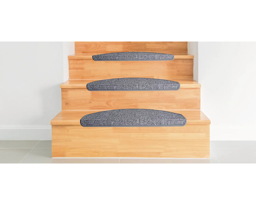 Houten trap met grijze trapmatten