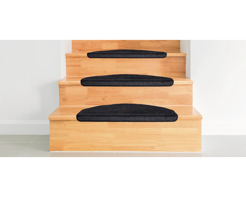 Houten trap met zwarte traptredenmatten