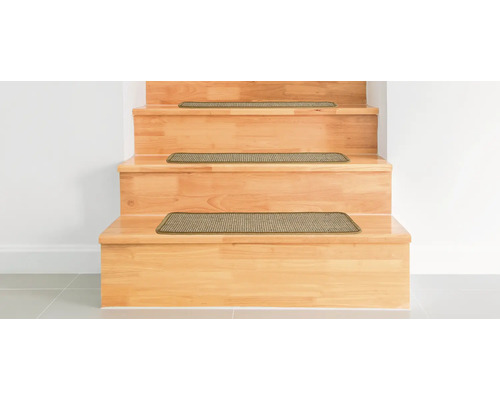 Houten trap met tapijttreden