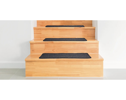 Houten trap met donkere trapmatten voor meer veiligheid en comfort