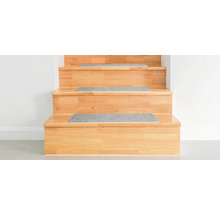 Houten trap met grijze traptreden