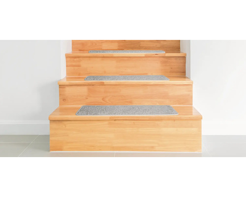 Houten trap met grijze traptreden