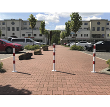 Palen om een trottoir af te zetten