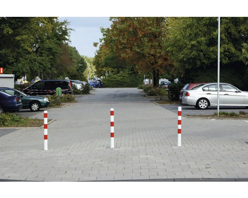 Parkeerplaats met rood-witte afzetpalen