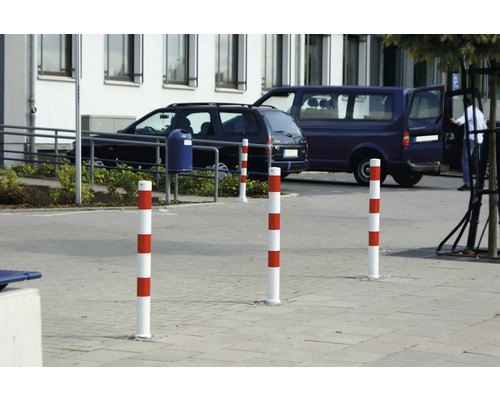 Afsluitpaal van kunststof met strepen voor verkeersveiligheid