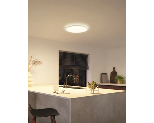 Plafondlamp in een moderne keuken.