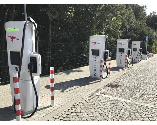 Meerdere oplaadstations voor elektrische auto''s op een rij