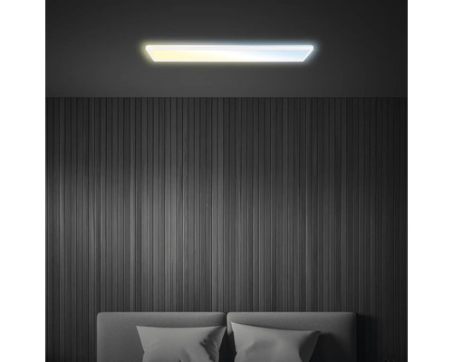 Heldere slaapkamerverlichting met horizontale plafondlamp boven het hoofdeinde van het bed.