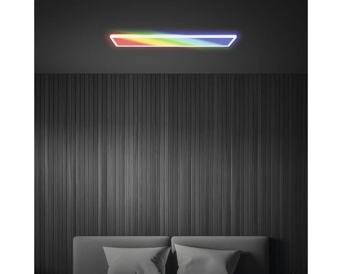 Slaapkamer met een bed en een gekleurde plafondlamp