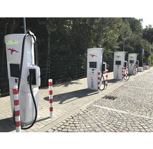 Meerdere oplaadstations voor elektrische auto''s op een rij