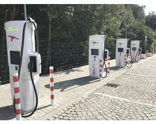 Meerdere laadstations voor elektrische auto''s op een rij.