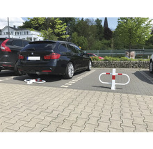 Geparkeerde auto met parkeerplaatsblokkering