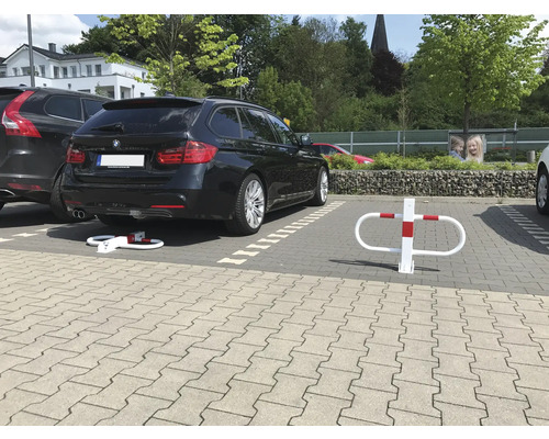 Geparkeerde auto met parkeerplaatsblokkering