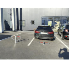 Parkeerplaats met neerklapbare parkeerbeugel voor voertuigbeveiliging