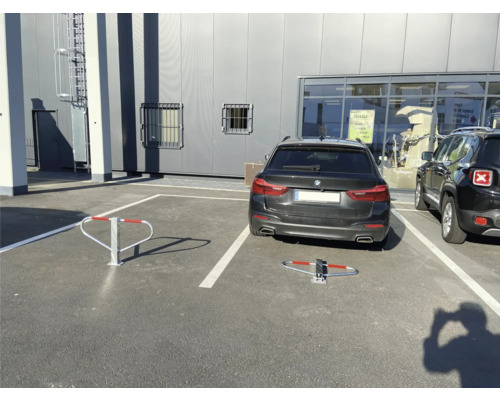 Parkeerplaats met parkeerbeugel voor auto''s