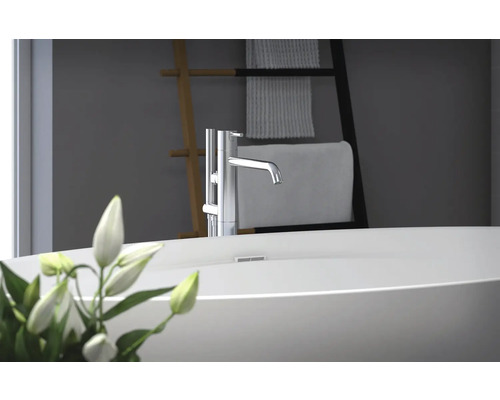 Scene met een wastafel en een kraan in de badkamer.