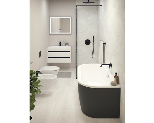 Moderne badkamer met bad, douche, wastafel, toilet en bidet