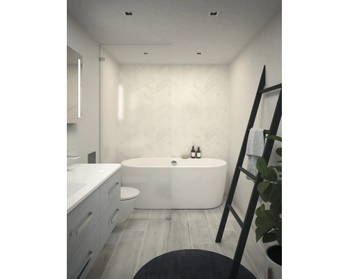 Lichte badkamer met bad, wastafel en ladderrek