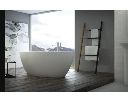 Badkamer met vrijstaand bad, handdoekladder en groot raam met uitzicht op de bergen