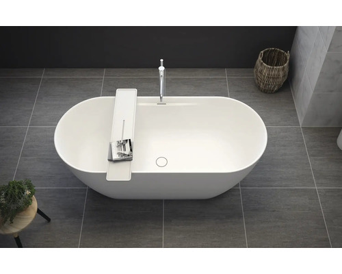 Vrijstaand bad met kraan en opbergplank in de badkamer