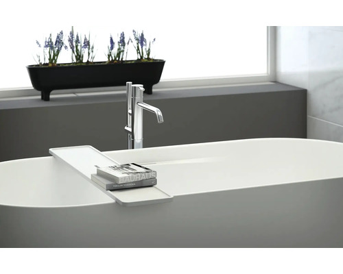 Vrijstaand bad met kraan, badplank en decoratie