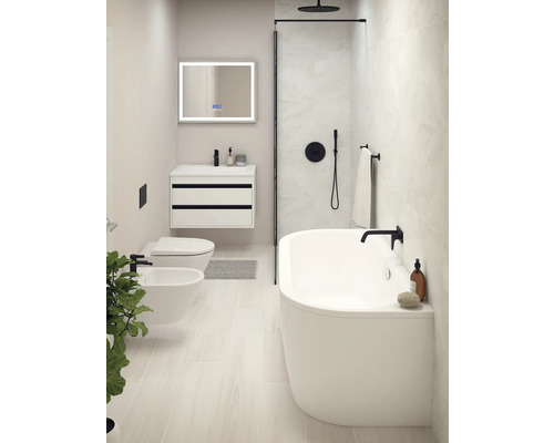 Lichte badkamer met ligbad, toilet, bidet en wastafel