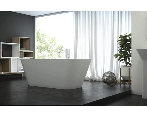 Lichte badkamer met vrijstaand bad, rek en decoratie