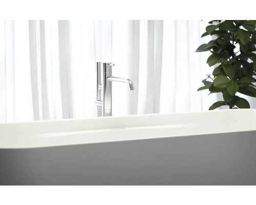 Vrijstaand bad met kraan voor een raam