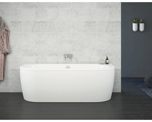 Vrijstaand bad in een badkamer met lichte marmeren tegels