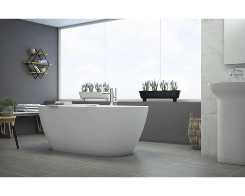 Lichte badkamer met vrijstaand bad, wastafel en decoratie