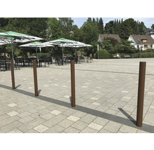Plein met zitplaatsen onder parasols en meerdere palen