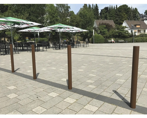 Plein met zitplaatsen onder parasols en meerdere palen