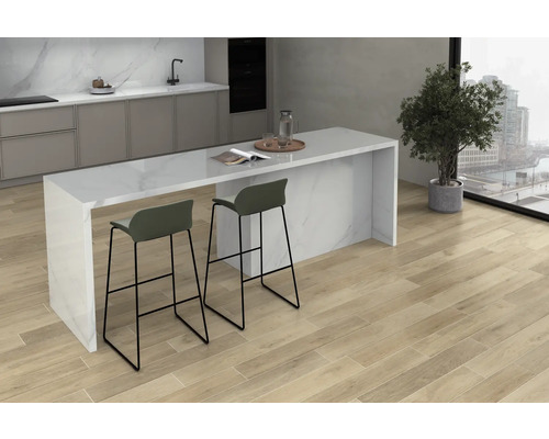 Lichte keuken met houten vloer, kookeiland en barkrukken