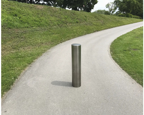 Roestvrijstalen paal op een voetpad