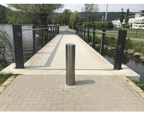Voetgangersbrug met leuning over een rivier