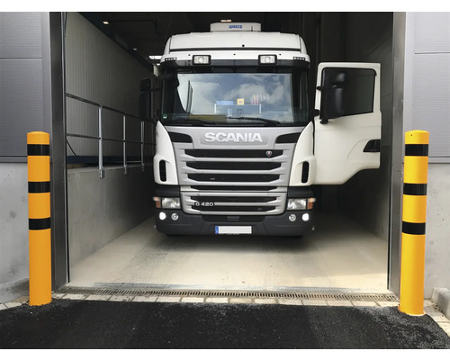 Vrachtwagen rijdt een magazijn binnen