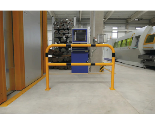 Leuning ter beveiliging van gevarenzones in een industriële hal.