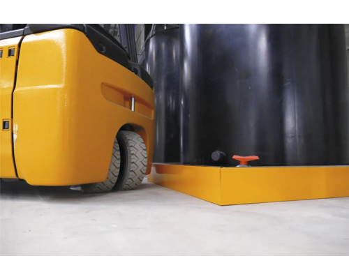 Vorkheftruck naast kunststoftank voor vloeistoffen