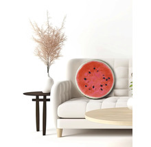 Decoratief watermeloenkussen op een bank in een lichte kamer.