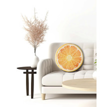 Decoratief interieur met bank, bijzettafel en kussen in sinaasappelschijfdesign