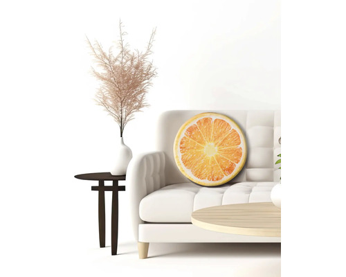 Decoratief interieur met bank, bijzettafel en kussen in sinaasappelschijfdesign