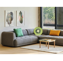 Woonkamer met grijze hoekbank, salontafel en decoratieve kussens