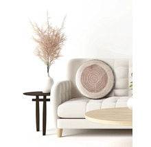 Scene met bank, bijzettafels, decoratie en kussen met boomstamlook